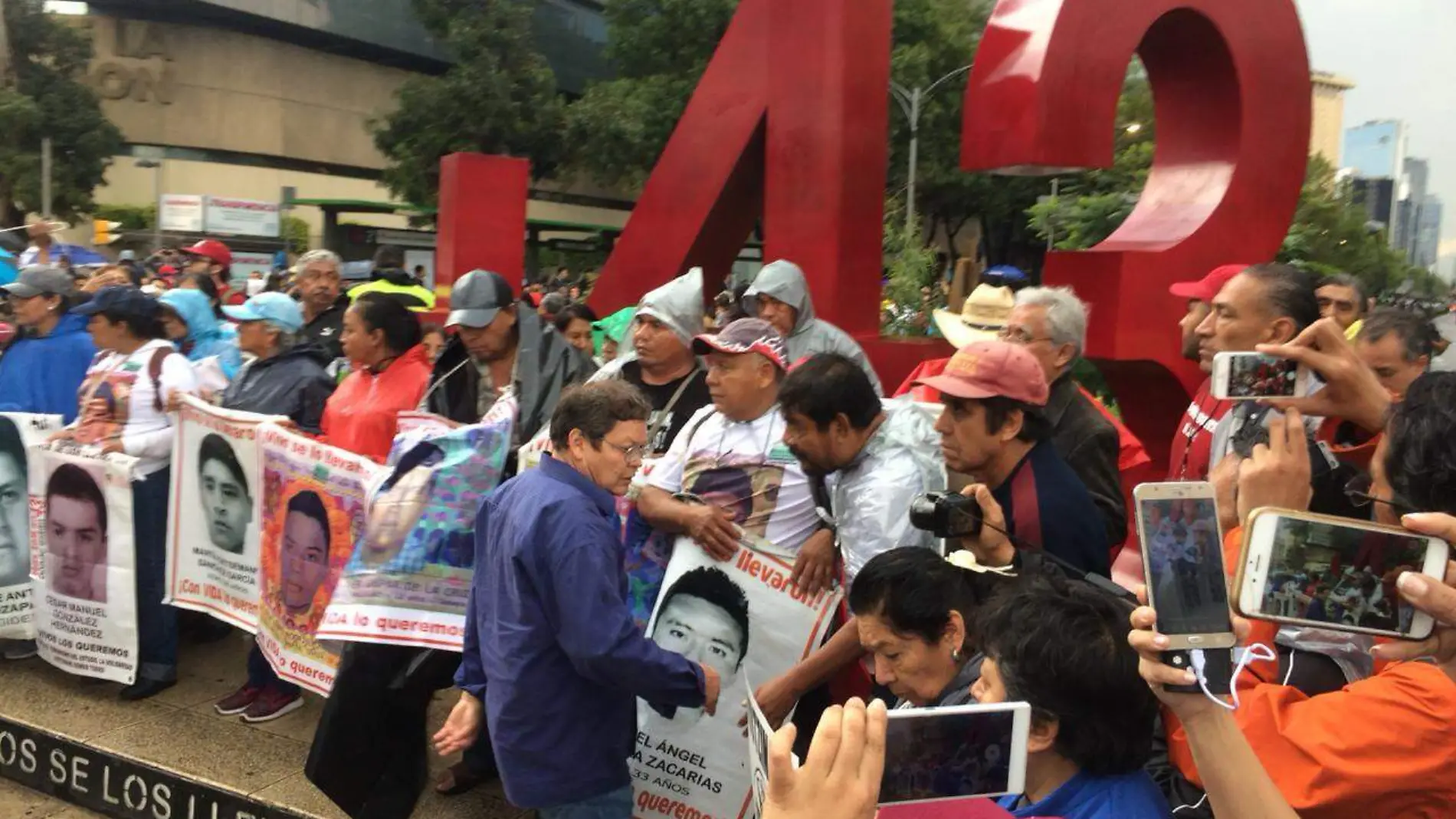 mega-marcha-4-años-ayotzinapa-reforma Israel Zamarón antimonumento